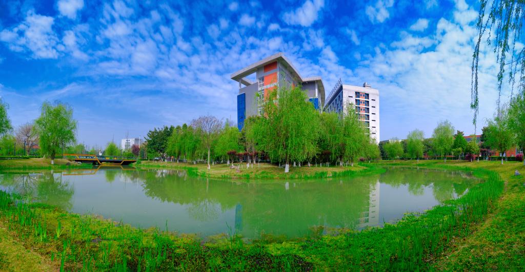 2025年6月-智慧之聲，浸潤校園：鷹米自助講解系統(tǒng)點亮成都鐵路衛(wèi)校展廳<